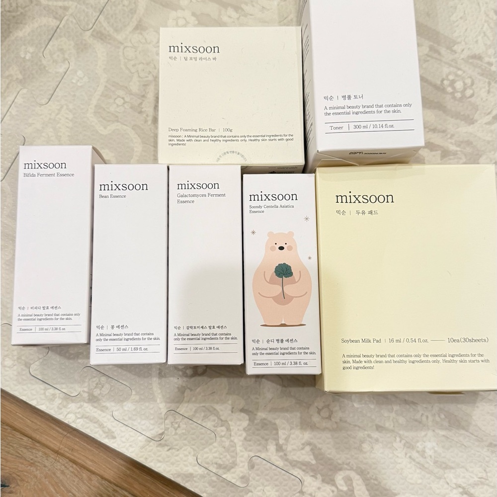 Women Skincare Moisturizer Set - White and Cream